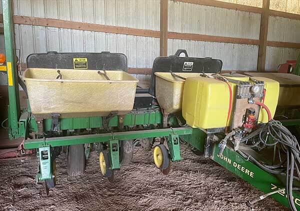 macs-agriculture-services-agriculture-euipment-for-sale_0011_John-Deere-7200-6-Row-Conservation-Planter