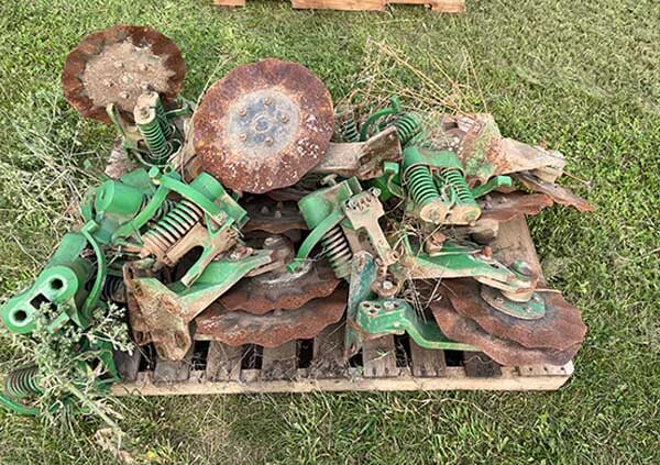 macs-agriculture-services-agriculture-euipment-for-sale_0016_John-Deere-ME2-XP-No-Till-Coulters